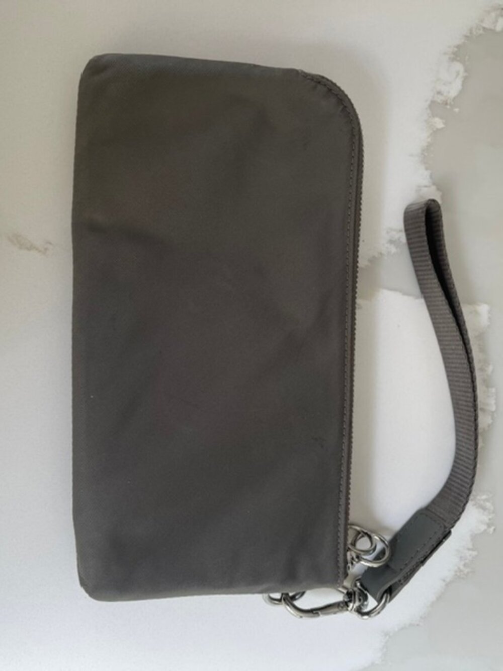 Lululemon Curved Wristlet in the highly sought-after Grey Sage neutral tone. - Picture 4 of 10